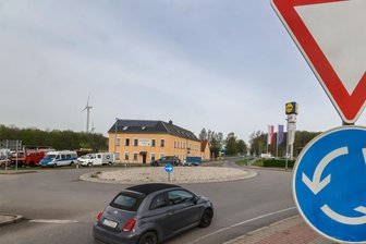 Stadt-Jubiläum in Meerane: Welche Kunstwerke bald einen trostlosen Kreisverkehr und eine kahle Hauswand aufwerten - Blick zum Kreisverkehr an der Äußeren Crimmitschauer Straße in Meerane: Hier soll eine Silhouette mit markanten Bauwerken aufgestellt werden.