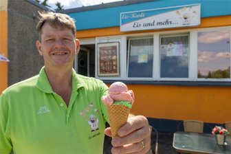 Stadt kauft Pavillon im Auerbacher Neubaugebiet: Darf „Eis-Karli“ bleiben? - Karl Hartl, Inhaber von „Eis-Karli“, hat sich im Auerbacher Neubaugebiet eingerichtet. Nun hat die Stadt das Gebäude gekauft.