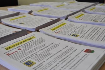 Stadt Kirchberg verteilt Flyer mit Hilfsangeboten - Die Stadt Kirchberg hat lokale und regionale Hilfsangebote auf einem Flyer zusammengefasst, der nun an alle Haushalte der Stadt verteilt wird.
