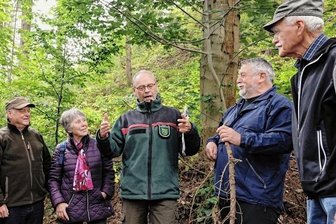 Stadt, Kirche, Land - Wem gehört der Wald? - Für den Zustand des Waldes rund um die Waldbühne Schwarzenberg interessierten sich Mitglieder des Erzgebirgszweigvereins Schwarzenberg. Sie trafen sich dort mit Revierförster Peter Seifert (3. v. r.).