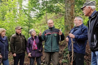 Stadt, Kirche, Land - Wem gehört der Wald? - Für den Zustand des Waldes rund um die Waldbühne Schwarzenberg interessierten sich Mitglieder des Erzgebirgszweigvereins Schwarzenberg. Sie trafen sich dort mit Revierförster Peter Seifert (3. v. r.). 