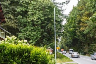 Stadt lässt Anwohner nicht im Dunkeln sitzen - Nach der Kritik der Bewohner wurde dann doch wieder ein Laternenmast - noch ohne Lampe - an dem Haus direkt an der B 101 aufgestellt. 