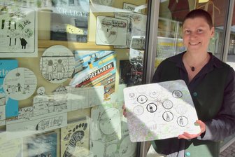 „Stadt – Land – Fluss“: Was sehen Kinder und Jugendliche, wenn sie durch Chemnitz gehen? - Mica Kempe vor ihrem Geschäft "MonOkel", in dem die Schülerarbeiten ausgestellt sind.