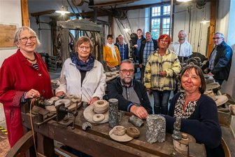 Stadt Marienberg vergibt gleich drei Mal höchste Auszeichnung: Das sind die Preisträger 2024 - Der Verein zur Förderung der Kultur und Serpentinsteintradition, mit der Vorsitzenden Ines Hegewald und Stellvertreter Wolfgang Ehnert (vorn v. r.), ist mit der Ehrenplakette der Stadt Marienberg in Weiß ausgezeichnet worden.