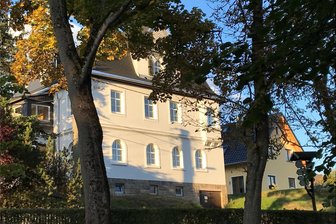 Stadt Markneukirchen verkauft Ärztehaus in Erlbach - Die bisher als Ärztehaus genutzte Villa Kirchstraße 23a im Markneukirchner Ortsteil Erlbach wird verkauft.