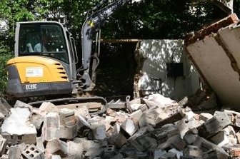 Stadt Mittweida lässt neue Volieren für Pfau und Co. bauen - Am Schwanenteich hat der Bau von neuen Volieren begonnen. 