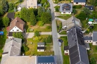 Stadt muss 76.000 Euro an Freistaat zahlen - Einige Gebäude des ehemaligen Hilmersdorfer Rittergutes sind bis heute erhalten (vorn). Teils wurde das Areal neu bebaut.