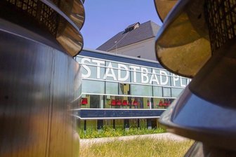 Stadt muss Plauener Bäderbetrieb mit sechsstelliger Summe aus der Krise helfen - Ein mieser Sommer, zudem coronabedingte Einschränkungen in der diesjährigen Freibadsaison und nun schon wieder seit Wochen ein für den öffentlichen Badebetrieb geschlossene Stadtbad. Für die Bäder Plauen GmbH ist 2021 finanziell ein Katastrophenjahr.