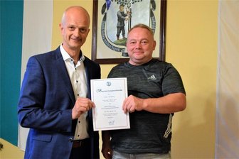Stadt Netzschkau stellt neuen Ordnungshüter ein - Bürgermeister Mike Purfürst überreicht dem Vollzugsbediensteten Sven Baumann die Bestellungsurkunde.