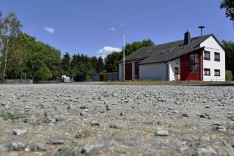 Stadt Oelsnitz gibt 18,5 Millionen Euro aus - Aktuell eine unsanierte Holperpiste vor dem Feuerwehrgerätehaus, bald schick: In Taltitz wird die Straße Am Rittergut gebaut. 