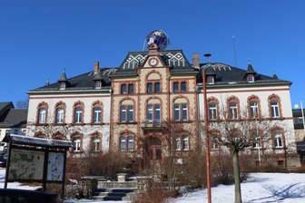 Stadt Pausa-Mühltroff kommt in diesem Jahr nur mit kleinen Schritten voran - Im Rathaus von Pausa-Mühltroff wird von jeher beraten, welches Geld wofür ausgegeben wird.