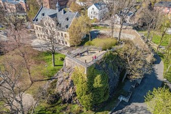 Stadt plant für Wahrzeichen einen Skywalk in Kleinausgabe - Sieht aus der Vogelperspektive gut aus, muss aber saniert werden: der Schlossfelsen Falkenstein. Vor allem die Aussichtsplattform und die Treppe, die hinauf führt, sind marode. Dieses Jahr sollen die Pläne für die Ertüchtigung vorliegen, nächstes Jahr soll dann gebaut werden. 