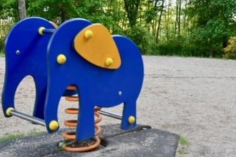 Stadt plant Neubau von Rutschturm - Neben dem Wipp-Elefant auf dem Spielplatz am Tierpark in Limbach-Oberfrohna soll eine Lücke geschossen werden.