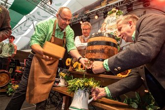Stadt Plauen besiegelt Exklusivvertrag mit Sternquell-Brauerei: Wie viel Nähe ist noch gut? - Der Bierfassanstich gehört zu den Aufgaben, denen Plauens OB Steffen Zenner besonders gern nachkommt. Assistiert wird er hier von Sternquell-Geschäftsführer Jan Gerbeth. Der Draht zwischen Stadt und Brauerei ist sehr gut. Jetzt rückt man noch näher zusammen.