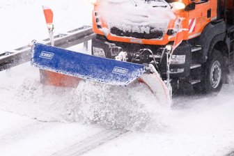 Stadt Plauen bilanziert Schneefall-Einsatz: „Der Winterdienst funktioniert der Wetterlage entsprechend gut“ - Der Winterdienst in Plauen war ab 3 Uhr im Einsatz (Symbolbild).