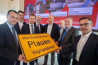 Stadt Plauen im Vogtland tauscht alle Ortsschilder aus: Großer Stolz auf Titel als Hochschulstadt - Geschenk der Vogtländer an Ministerpräsident Michael Kretschmer (3. von links): das erste Ortsschild.