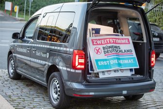 Stadt Plauen lässt Wahlplakate entfernen: Das ist der Grund - Die Plauener Polizeibehörde hat nicht genehmigte Wahlplakate einkassiert.
