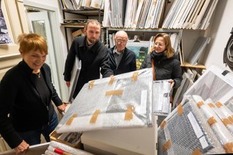 Stadt Plauen nimmt vereinbartes Geschenkpaket nach neun Jahren entgegen: Warum hat das so lange gedauert? - Karin Helbig, Sebastian Dressel, Klaus Helbig und Simone Lopes da Silva verpackten die geschenkten Werke.