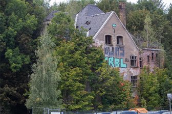Stadt Plauen plant Abriss von Ruinen: Die Rattenburg soll fallen - Das Gebäude am Elsterufer nahe dem Volvo-Autohaus gehört zu den schlimmsten Schandflecken Plauens. Noch in diesem Jahr soll mit dem Abriss begonnen werden.