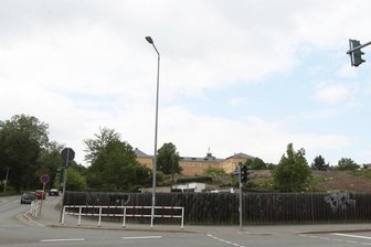 Stadt Plauen stutzt ihr XXL-Sporthallen-Bauprojekt - Links die Chamissostraße, hinten das Lessing-Gymnaium. Eine Kleingartenanlage musste für den geplanten Hallenbau bereits weichen. 