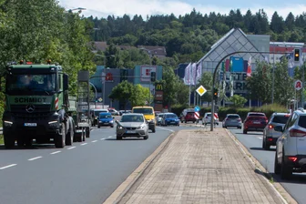 Stadt Plauen verändert drei Blitzer-Standorte: Neue Technik soll künftig sowohl Rotlichtverstöße als auch Raserei erfassen - An der Einmündung Dresdner Straße/Äußere Reichenbacher Straße wird künftig stadteinwärts geblitzt.