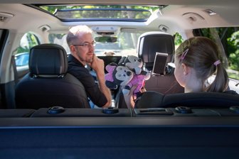 Stadt Plauen verschickt Anhörungsbogen: Siebenjährige soll zu schnell Auto gefahren sein - Unternehmer Denny Janeczek aus Plauen mit seiner Tochter: Die Siebenjährige sitzt im Familienauto immer auf dem Kindersitz auf der Rückbank.