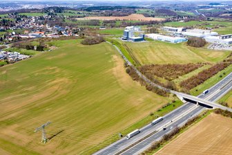 Stadt Plauen will Millionen in gestopptes Industriegebiet investieren - Die A 72 nahe dem Plauener Ortsteil Oberlosa: Vorn befindet sich das geplante Industriegebiet. Im Hintergrund ist das Gewerbegebiet zu sehen, daran anschließend soll nun ein weiteres Areal für Firmenansiedlungen erschlossen werden.