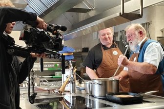 Stadt produziert Film zum Ende der Weihnachtszeit - In der Zwönitzer Brauerei entstanden Aufnahmen für den Film zur Lichtmess in der Bergstadt mit dem Nachtwächter Werner Störzel (r.). 