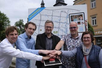Stadt Reichenbach beerdigt kreatives Projekt: Endgültiges Aus für Online-Kaufhaus und Co. - Severin Zähringer und Robert Seidel vom damaligen Citymanagement, OB Raphael Kürzinger, Gewerbevereinschef Benedikt Lommer und Händlerin Antje Bochmann (von links) schalteten 2021 das Online-Kaufhaus frei.