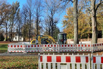Stadt Reichenbach lässt Friedhofsvorplatz in Schuss bringen - Die Stadt hat Bauarbeiten unterhalb vom Haupteingang zum des Reichenbacher Hauptfriedhofs veranlasst.