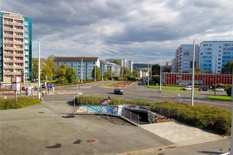 Stadt rüstet Fußgängerunterführung am Oberen Bahnhof in Plauen mit Fahrradschienen aus - Die Unterführung am Oberen Bahnhof kann jetzt von Radfahrern besser genutzt werden. Es wurden Fahrradschienen angebracht.