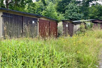 Stadt Schwarzenberg kündigt Garagenverträge und löst mit Anschreiben massive Debatte aus - Garagen wie diese sind offenbar schon lange nicht mehr als Garage genutzt worden.