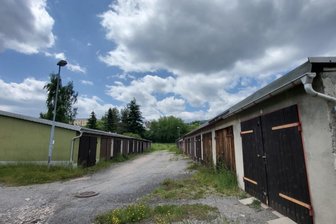 Stadt Schwarzenberg reicht Kündigungen aus: Garagen-Besitzer müssen viel tiefer in die Tasche greifen - Zahlreiche Garagen, wie hier am Oelpfannerweg in Schwarzenberg, werden längst nicht mehr täglich fürs Auto genutzt.