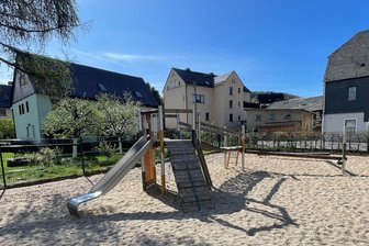 Stadt Schwarzenberg sperrt Spielplatz in Pöhla – Zahn der Zeit nagt an der Ausstattung - Ruhe: Der Spielplatz im Mitteldorf von Pöhla ist gesperrt worden. Es stehen Reparaturen an.