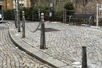 Stadt Schwarzenberg zeigt erneut Sachbeschädigung an - Hier ist ein Fahrzeug am Donnerstagabend bei Glätte in die Absperrung der Pyramide gerutscht. Seither fehlen zwei Poller als Halterung für die Absperrkette.
