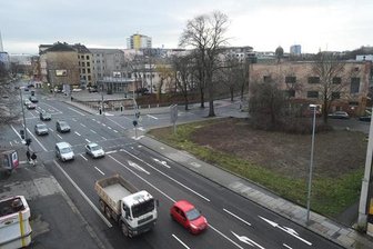 Stadt stockt Pläne für Schulen auf - Der Bereich zwischen Hartmannstraße und Hartmannplatz (hier ein Blick von der Handwerkerschule) gilt unter Stadträten als einer der Favoriten bei der Suche nach Standorten für neue Oberschulen. Die historische Hartmannhalle an der Fabrikstraße (im Bild rechts) soll dabei erhalten bleiben.