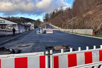 Stadt verkündet: B 101 in Annaberg bleibt bis ins Frühjahr hinein gesperrt - Der B 101 in Annaberg mit Blick den Bahnhofsberg hinauf, der noch bis ins Frühjahr hinein gesperrt bleibt.
