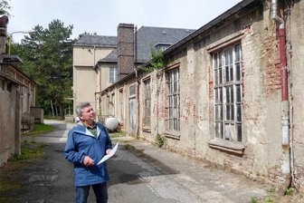 Stadt-Villen statt Industriebrache: Das plant Hartmannsdorf auf dem Gelände einer ehemaligen Fabrik - Die marode Bausubstanz der Gebäude des ehemaligen Schleifmaschinenwerkes bereitet Bürgermeister Uwe Weinert Sorgen. Der Schandfleck in Ortsbild soll in nächster Zeit verschwinden und Platz für den Bau neuer Wohnhäuser geschaffen werden.