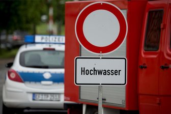 Stadt warnt: Freiberger sollen sich auf mögliches Hochwasser wegen Starkregen vorbereiten - Eine konkrete Hochwasserwarnung (Symbolbild) gibt es noch nicht. Dennoch sorgen die Freiberger wegen angekündigten Starkregens vor.