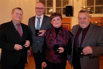 Stadt würdigt verdienstvolle Ehrenamtliche mit Ehrennadel „Schwarzenberger Edelweiß“ - Wurden jetzt mit der silbernen Ehrennadel „Schwarzenberger Edelweiß“ gewürdigt: Frank Weißflog, André Lang, Helga und Hans-Joachim Laske (von links).