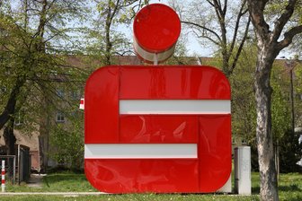 Stadt Zwickau braucht dringend Geld – Sparkasse soll helfen - Geld abheben bei der Sparkasse – das will jetzt auch das Rathaus.