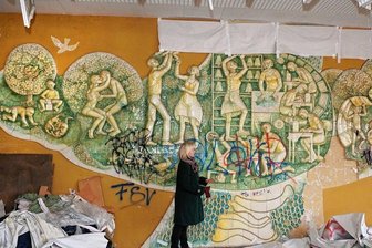 Stadt Zwickau findet keinen Platz für das Wandmosaik aus der früheren Strickwarenfabrik "Aktivist" - Für das Kachel-Wandbild im Speisesaal des ehemaligen "Aktivist"-Strickwarenwerkes ist noch immer kein neuer Platz gefunden worden. Foto: A. Wohland/Archiv