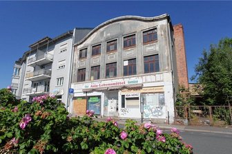 Stadt Zwickau ist neuer Eigentümer des Planitzer Schocken-Kaufhauses - Das Schocken-Kaufhaus am Planitzer Markt wartet auf seine Sanierung.