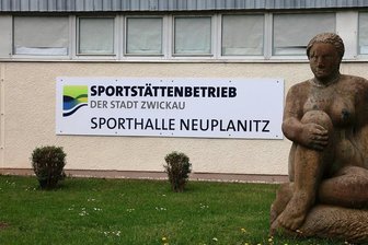 Stadt Zwickau kündigt Betriebsleiter: Vergleich könnte Gerichtsstreit beenden - Die Sporthalle in Neuplanitz ist in die Jahre gekommen. Der Stadtrat hat jetzt seine Zustimmung zu einem Neubau gegeben. Die Sanierung der bestehenden Halle muss aber noch warten.