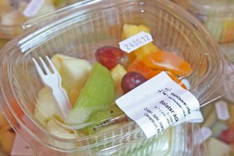 Becher mit gemischtem Obst