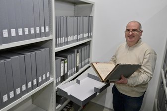 Stadtarchiv Zwickau: Warum sind die historischen Akten noch immer nicht umgezogen? - Die Akten sind schon einsortiert. Archiv-Leiter Benny Dressel prüft den Bestand.