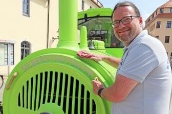 Stadtbahn zählt bisher 250 Gäste - Fahrer David Matzig an der Silberstadtbahn.