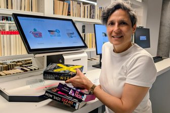 Stadtbibliothek Freiberg stellt auf neues System um: Das müssen Besucher wissen - Die Freiberger Stadtbibliotheksleiterin Cornelia Hünert betont, dass das System mit seinen neuen Funktionen vieles einfacher macht für die Mitarbeiter.
