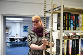 Stadtbibliothek Geithain: Von Autorenlesung bis zur Vernissage - In der Stadtbibliothek Geithain können für Events Bücherregale verschoben werden, hier Mitarbeiterin Jennifer Richter.