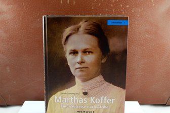 Stadtbibliothek Marienberg: Bühne für „Eine Zeitreise nach Afrika“ - Der Koffer enthielt 100 Jahre alte Briefe aus Afrika.